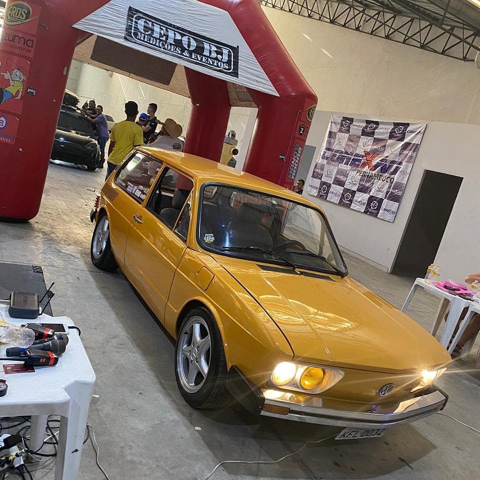 Carro antigo exposto no evento