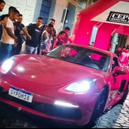 Carro importado exposto