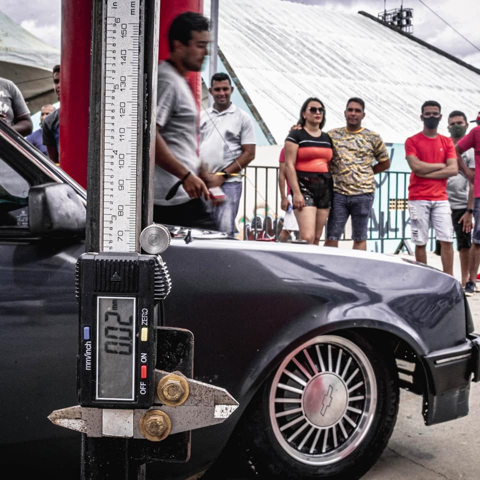 Carro rebaixado sendo medido